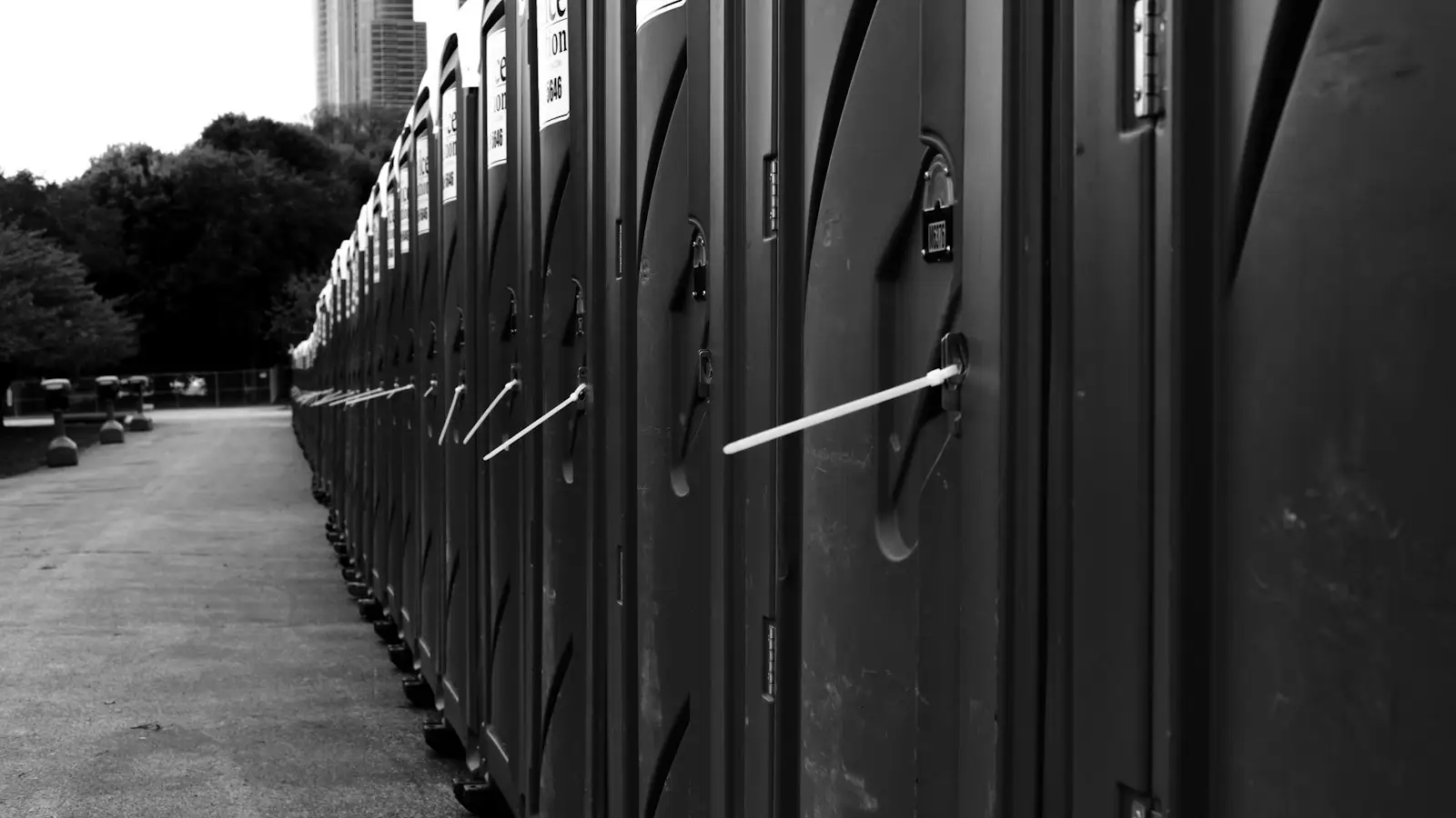 Fila de cabines sanitárias alinhadas para um evento