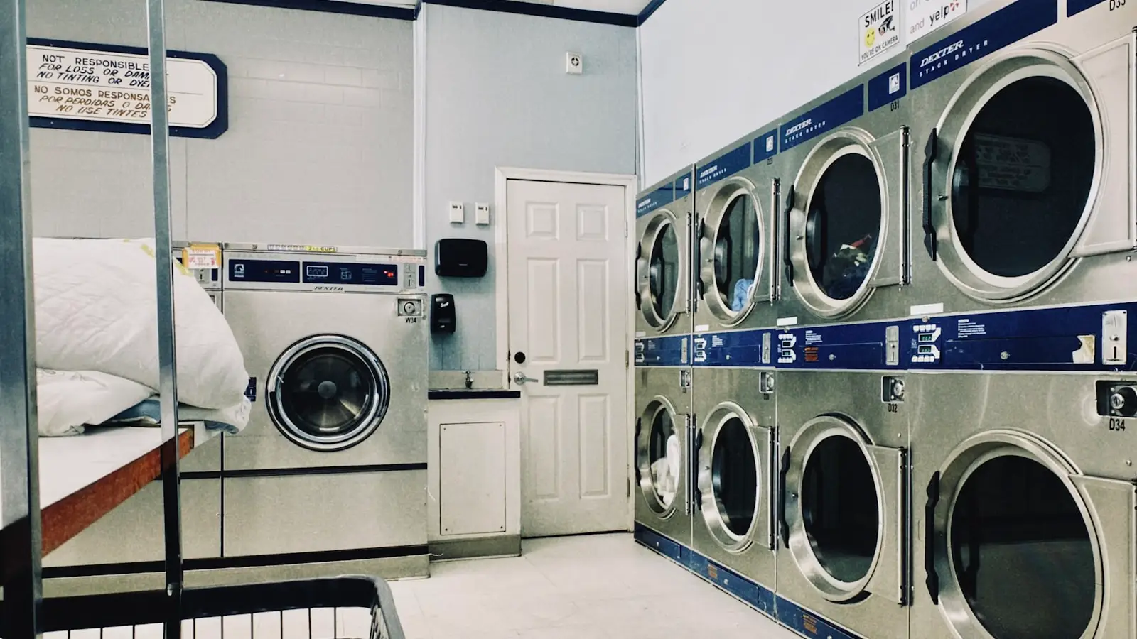 Lavadoras e secadoras profissionais no salão de autosserviço