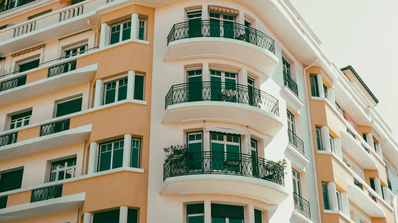 Fachada de prédio residencial com varandas